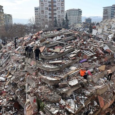واکنش یک مرد زلزله زده در شهر هاتای ترکیه پس از دیدن مادرش + عکس