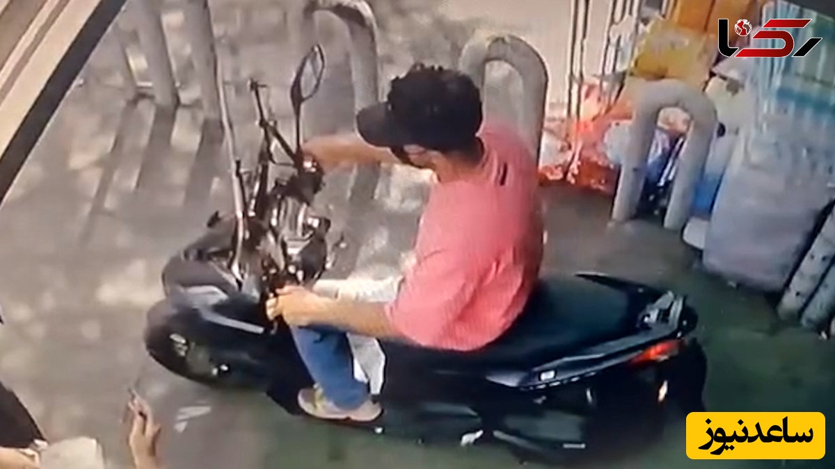 ویدیو لحظه سرقت گردنبند بانوی میانسال در خیابان مولوی تهران و فقط در عرض 3 ثانیه/ در یه چشم بهم زدن کارشو کرد و غیبش زد..