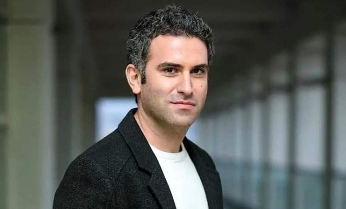 اجرای بی نظیر هوتن شکیبا با آهنگ بنیامین +ویدئو/ چشمامو رو هم میزارم و تو رو به یادم میارمو