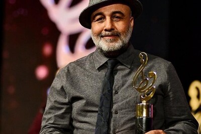 رضا عطاران در جشن حافظ: خواب دیدم تو بیابون علی اوجی یه چیز استوانه ای از توی لباسش درآورد گفت این رو حافظ به تو داده!+فیلم