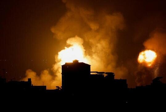 حمله جنگنده های اسراییلی به یک خانه در نوار غزه و شهادت 13 نفر از شهروندان فلسطینی و زخمی شدن 20 نفر در این حادثه/ رویترز