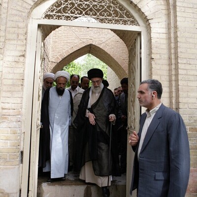 تصاویری زیبا و کمتر دیده شده از حضور رهبر شهید انقلاب در مزار حافظ و سعدی در شیراز