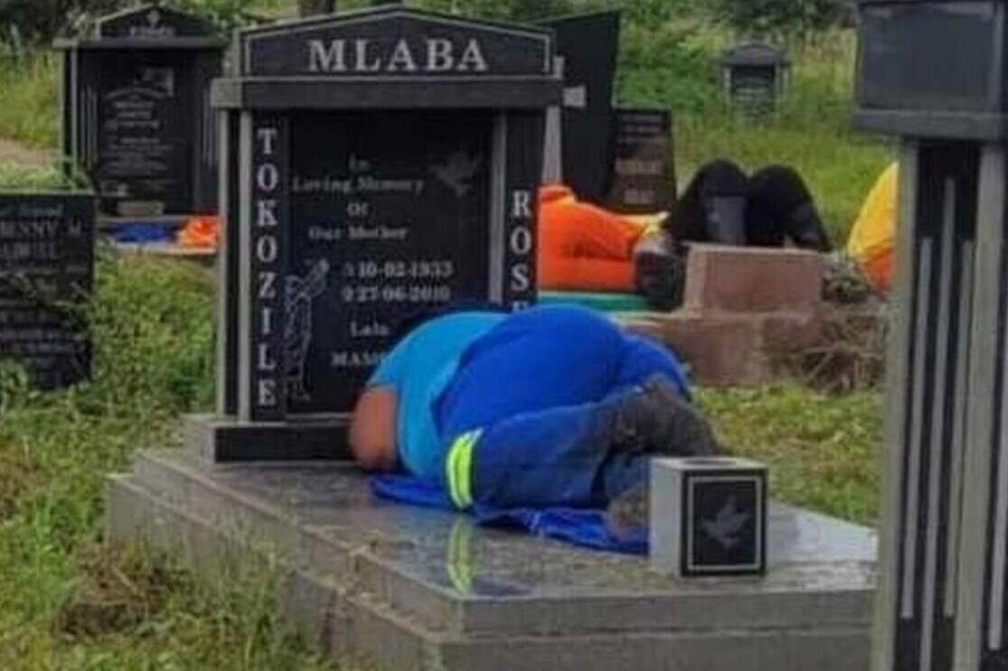 خوابیدن کارگران شهرداری روی قبرها