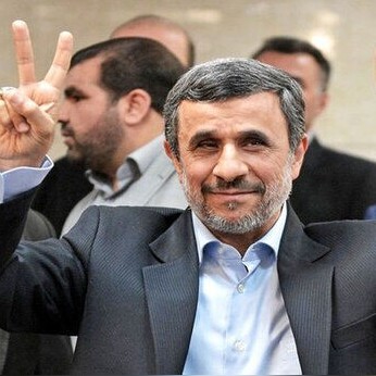 روز از نو و روزی از نو به سبک محمود احمدی نژاد پس از رد صلاحیتش؛ حضور در جایگاه مخصوص و دریافت نامه های مردمی در میدان نارمک + عکس