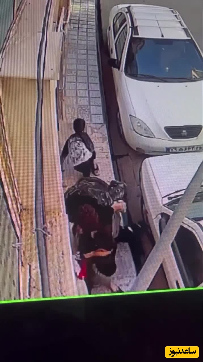 لحظه سرقت وحشیانه موبایل از کودکان با ساطور در مشهد / به بچه هم رحم نکرد + فیلم