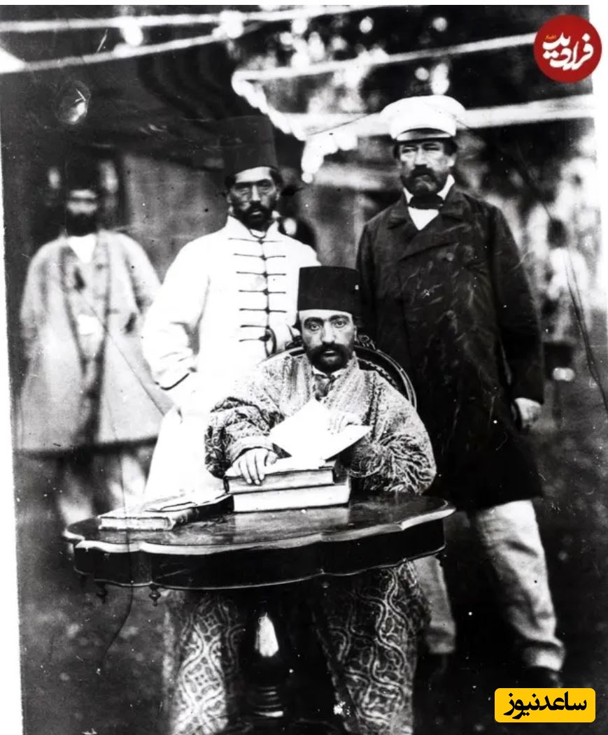 ناصرالدین شاه در حیاط قصر در کنار پزشک فرانسوی‌اش حکیم طولوزان (سمت راست)