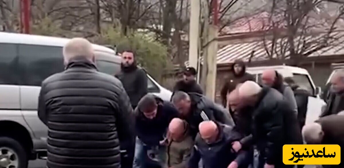صحنه جگرسوز زانو زدن ملتمسانه خانواده قاتل در برابر خانواده مقتول دل یک دنیا را لرزاند / این ویدئو اشک به چشمانتان خواهد آورد