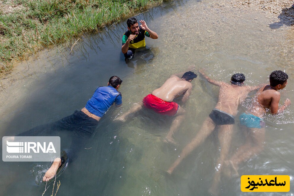 آموزش شنا به بچه های روستا در رودخانه