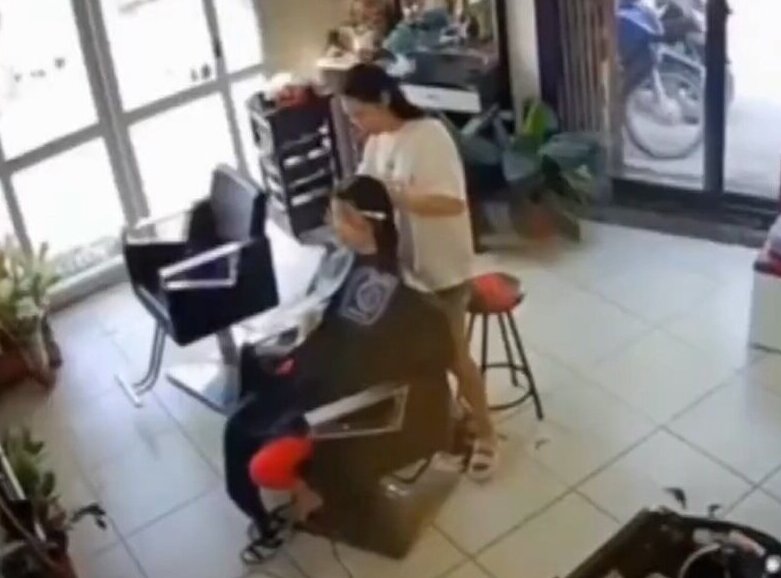 (ویدئو) ورود ناگهانی یک موتورسوار به داخل آرایشگاه زنانه!