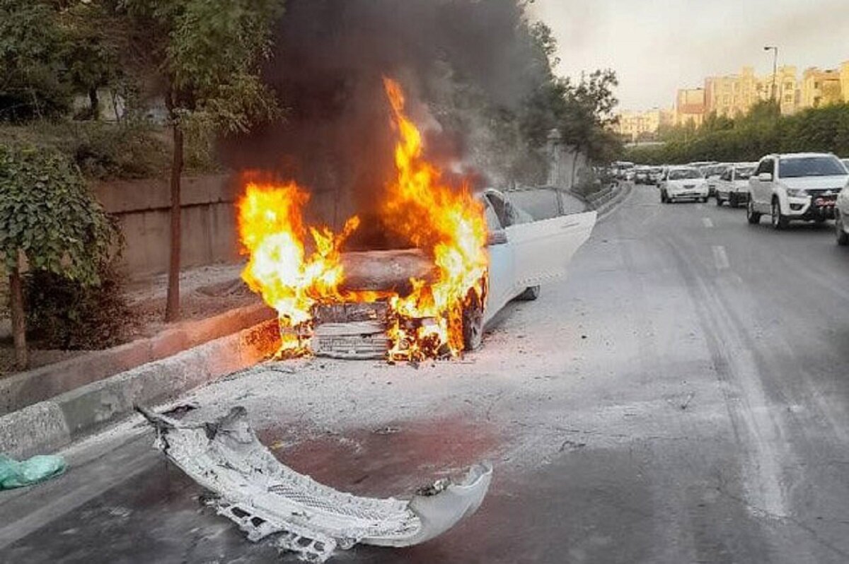 لحظه وحشتناک انفجار یک خودرو پشت چراغ قرمز+ ویدئو
