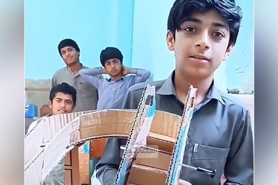 توانمندی و ابتکار منحصربفرد دانش‌آموز سیستانی در درست کردن پله‌برقی متحرک با مقوا+ویدیو/ آفرین به این همه هوش و استعداد👌😍