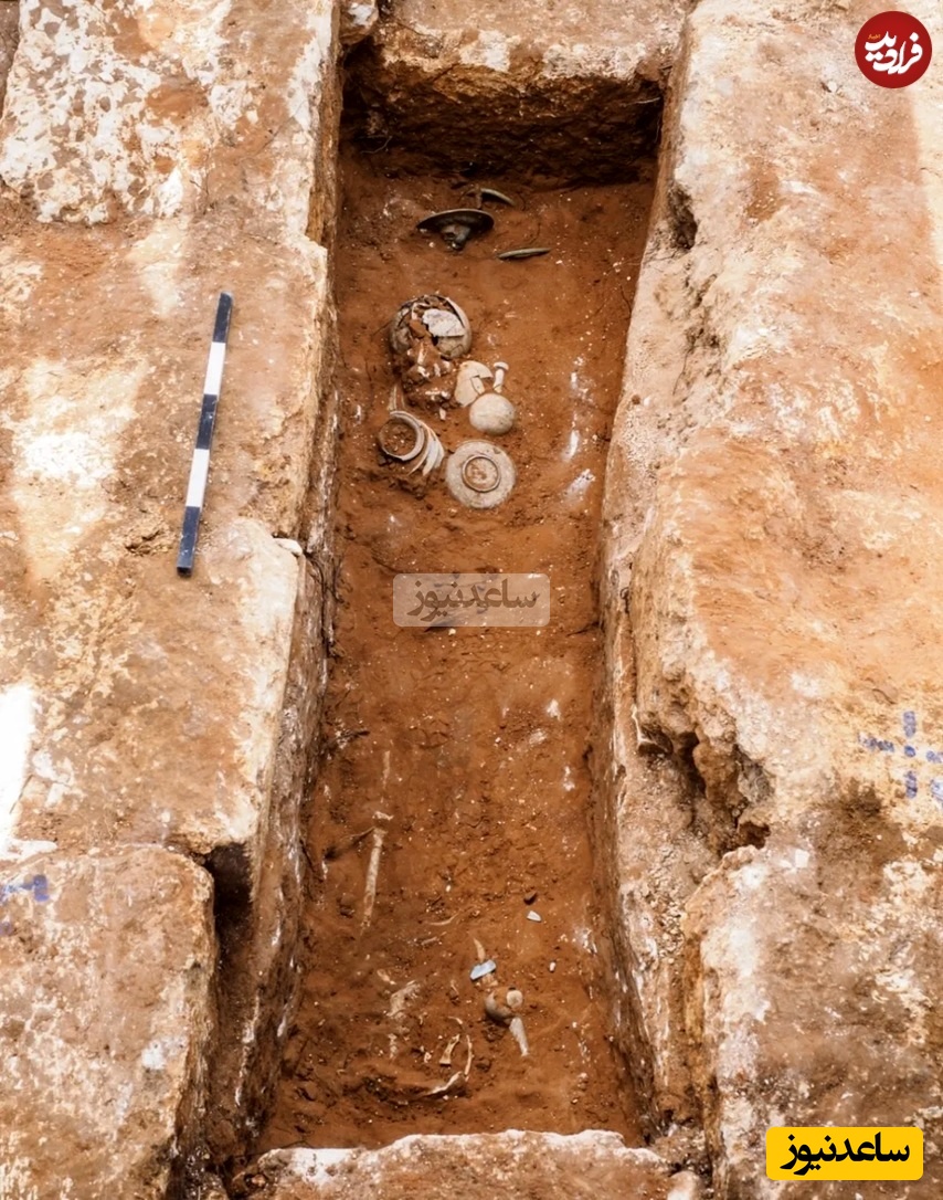 باستان‌شناسان این اشیای برنزی را به‌شکل توده‌ی منظمی در لبه‌ی گور پیدا کردند که ممکن است گواه مقام و منزلت بالای متوفی باشند
