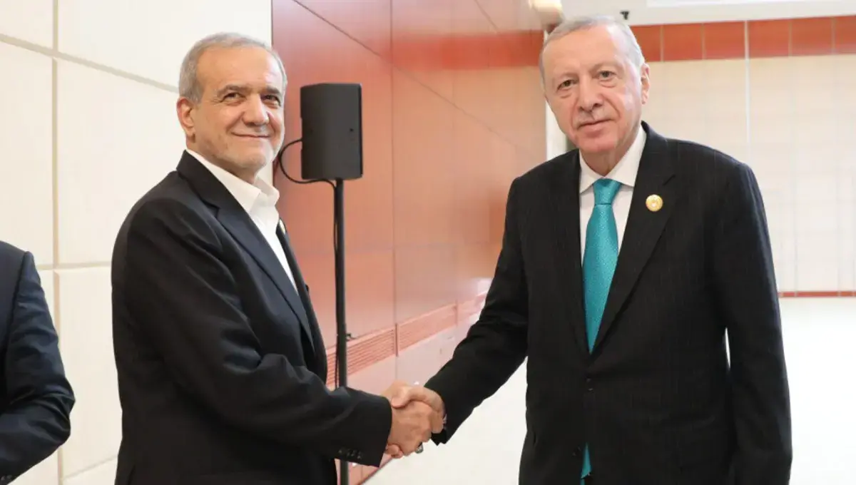 راه‌ رفتنِ دست در دست هم و گفتگوی صمیمی و غیردیپلماتیک پزشکیان و اردوغان سوژه رسانه‌ها؛ حضور اردوغان در ایران در آینده نزدیک؟+ویدیو