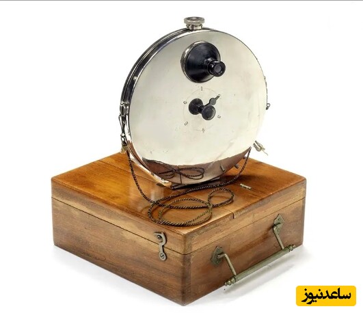 دوربین جلیقه‌ای مخفی مدل 1886، لنز آن از سوراخ دکمه بیرون آمده است