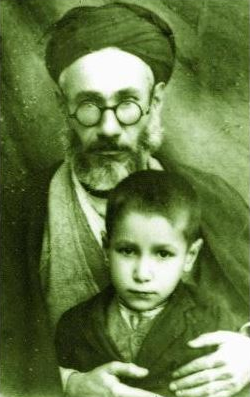 محمد خاتمی در 5 سالگی در کنار پدر