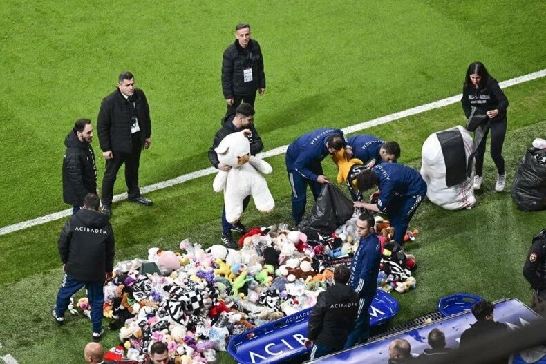 باران عروسک در بازی فوتبال ترکیه