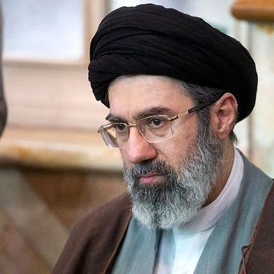 تماشا کنید| فقط یک دست تکان داد؛ چند لحظه بعد همه فکر کردند رهبر انقلاب آمده! ماجرای عجیب یک شایعه