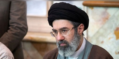 تماشا کنید| فقط یک دست تکان داد؛ چند لحظه بعد همه فکر کردند رهبر انقلاب آمده! ماجرای عجیب یک شایعه