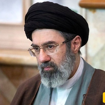 تماشا کنید| فقط یک دست تکان داد؛ چند لحظه بعد همه فکر کردند رهبر انقلاب آمده! ماجرای عجیب یک شایعه