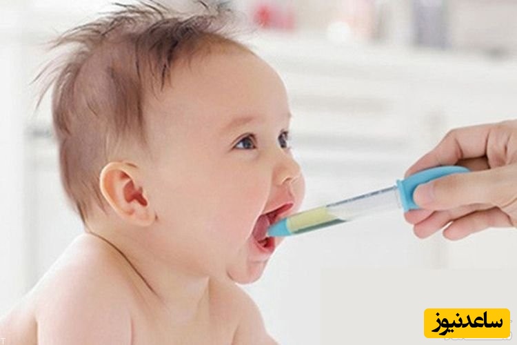  نوزاد در حال دارو خوردن