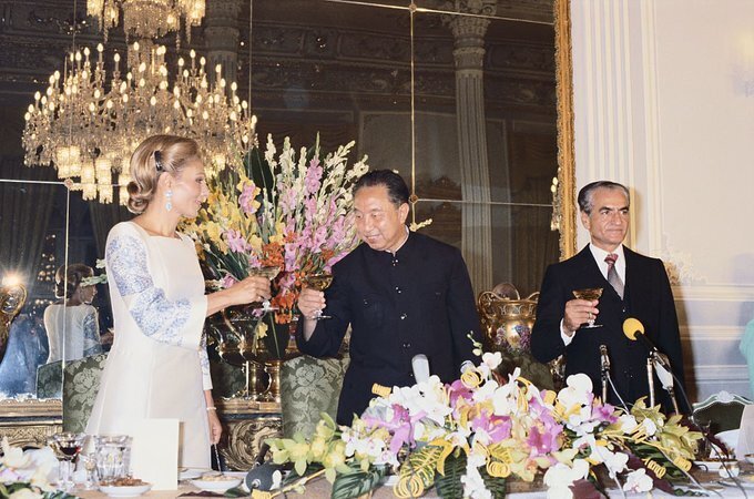 تصویری از ضیافت شاه برای هوآ گوئوفنگ نخست وزیر وقت چین در کاخ گلستان 