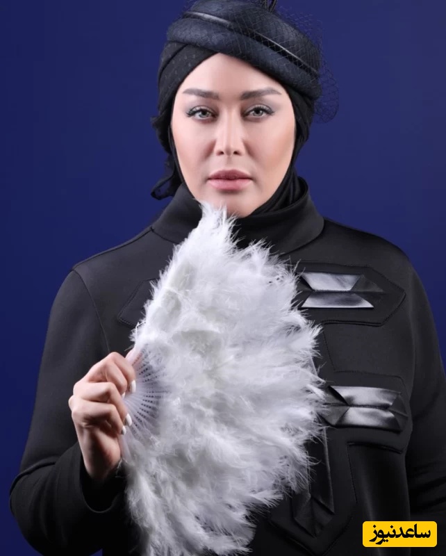 سارا منجزی پور همسر محمد علیزاده از استایل جدیدش رو نمایی کرد + عکس/ کلاه لبه دار، بادبزن عروس و....