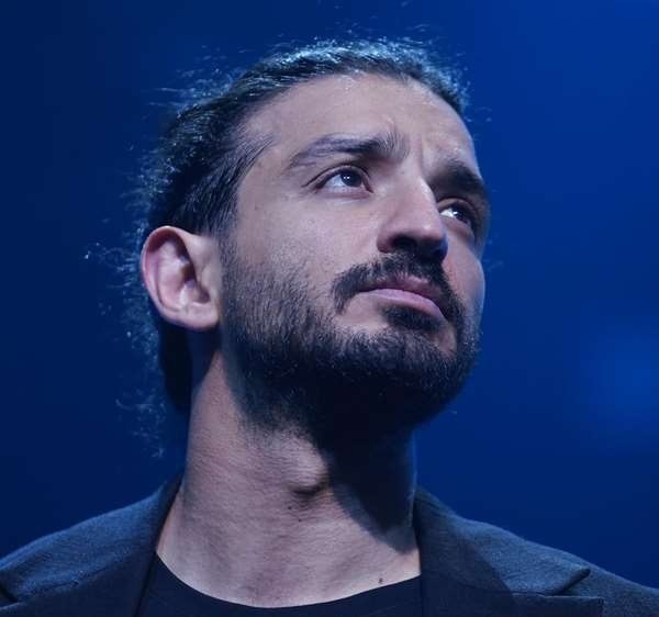 خلاقیت حیرت انگیز سینا ساعی، رپر بااستعداد کارناوال برای خوانش شعر حافظ در شب یلدا حماسه ساز شد/ بیا تا گل برافشانیم و می در ساغر اندازیم+فیلم