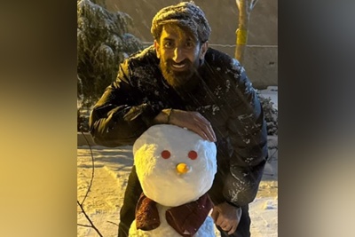 برف و فوتبال ترکیب شد؛ بچه‌های تراکتور آدم‌برفی ساختند و فضای مجازی را منفجر کردند