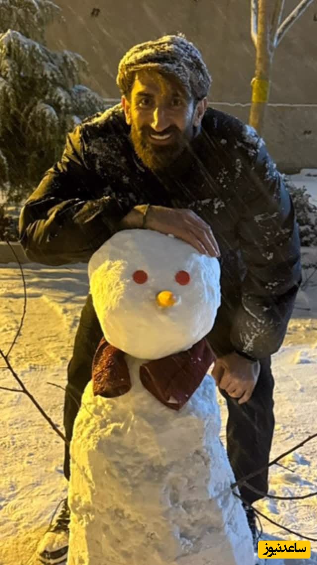 برف و فوتبال ترکیب شد؛ بچه‌های تراکتور آدم‌برفی ساختند و فضای مجازی را منفجر کردند