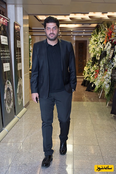 گریه‌های بی‌امان و ناراحت کننده سام درخشانی، نادرِ آوای باران در مراسم خاکسپاری پدرش؛ همراهی صمیمانه پژمان بازغی و کامبیز دیرباز در این لحظات سخت+ عکس/ روحش شاد