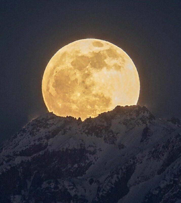 زیبایی های ماه از پشت قله سبلان