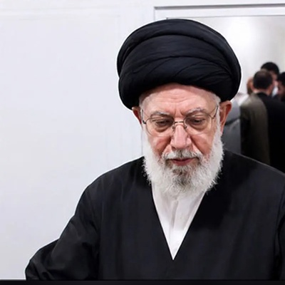 ببینید| این روحانی عراقی فقط شربت تعارف نمی‌کرد؛ شباهت حیرت‌انگیزش به رهبر شهید انقلاب همه را در این موکب متوقف کرد