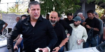 حضور دسته جمعی ورزشکاران و اهالی فوتبال برای عرض تسلیت به علی دایی در اردبیل/ رخت عزای شهریار فوتبال ایران در مقام اقوام درجه یک+عکس