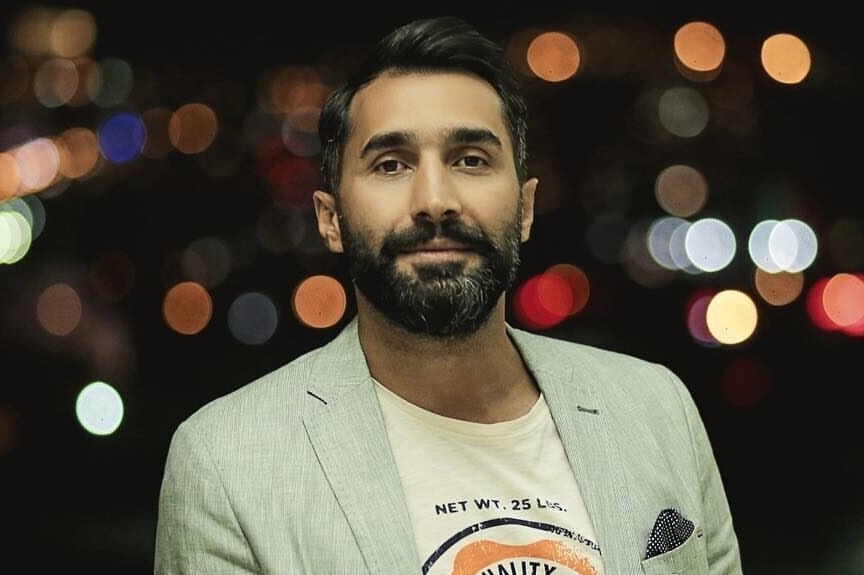 (ویدیو) نامه نگاری جالب هادی کاظمی و ارسطوی پایتخت به زبان عربی / این ضمه در کسره و کسره در عمه است!😂😂