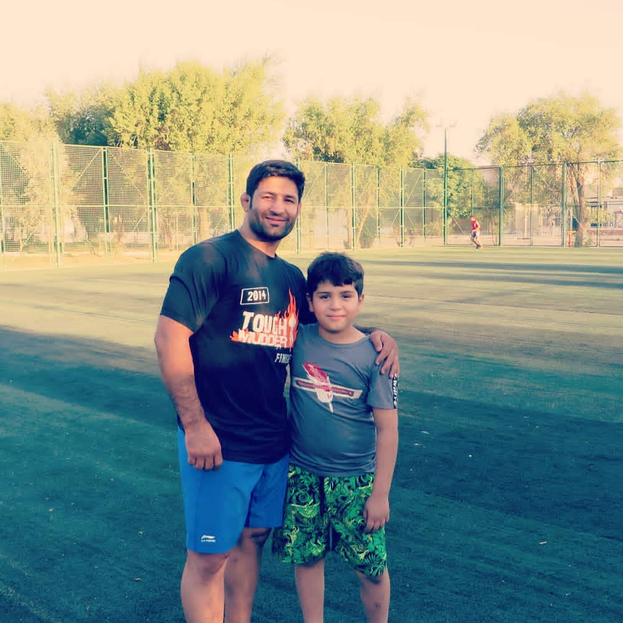 سعید عبدولی در کنار پسرش