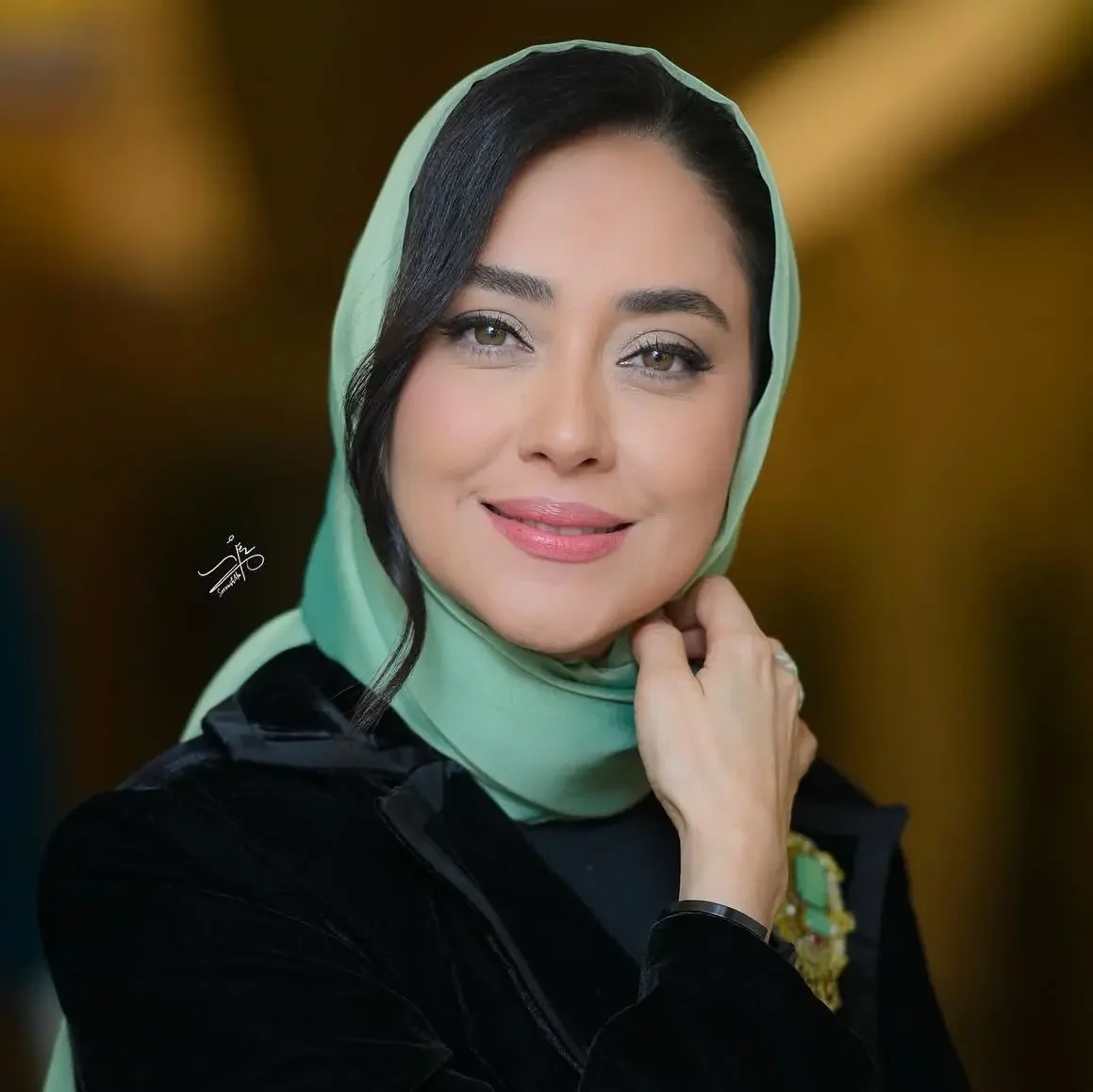 ایده استایل مشکی و مجلسی به سبک بهاره کیان افشار با سخنان گوهربار؛  تنها امید و مهربانی پابرجاست