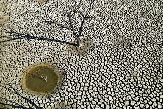 خشک شدن مخزن یک سد در جنوب اسپانیا/ رویترز