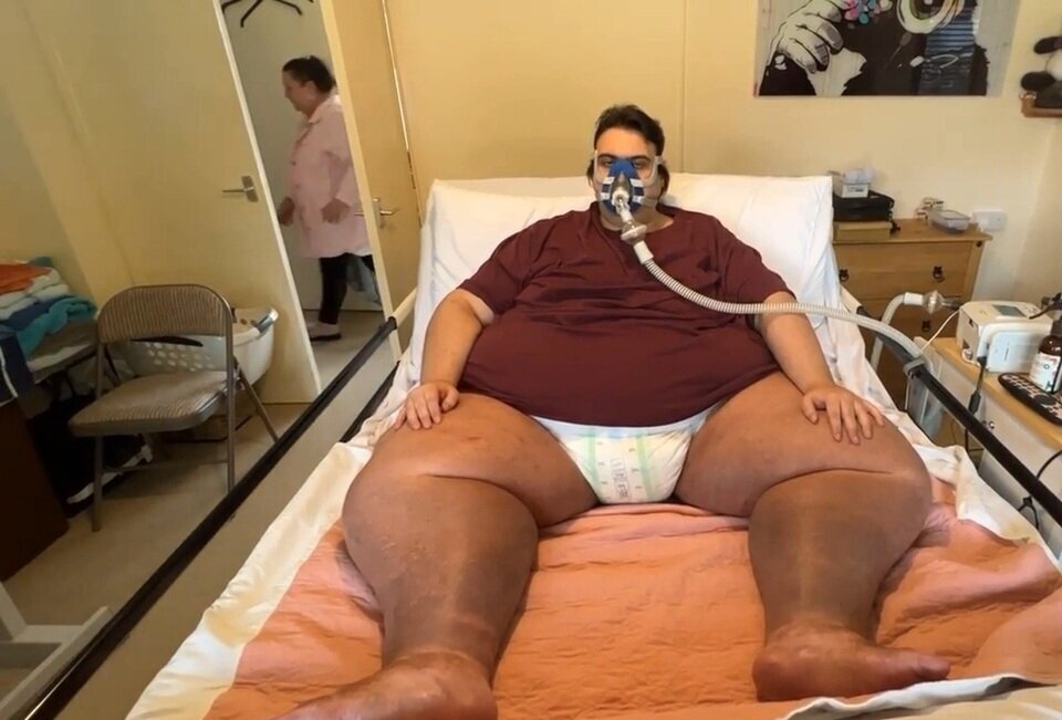 (تصاویر) سنگین‌ترین مرد بریتانیا؛ از انتقال به باغ وحش تا اعتیاد به سیگار