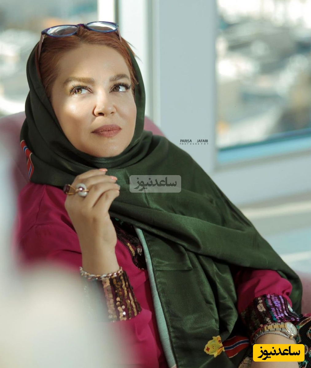 سیس پر از غرور بهاره رهنما هنگام کارگردانی! چه قیافه‌ای گرفته! چقدر جدیت بهش نمیاد ....😬