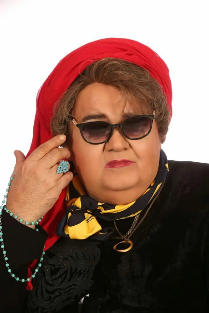 گریم زنانه اکبر عبدی کار دستش داد؛ عاشق شدن نگهبان محل زندگی اکبر عبدی به وی با تصور اینکه این چهره عمه عبدی است! +ویدیو