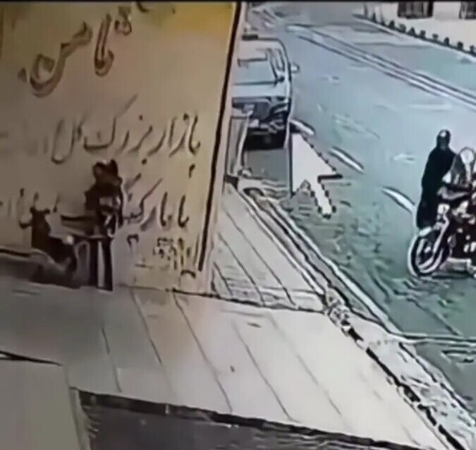 زورگیری وحشیانه از مادری که کودک خردسالش را به آغوش گرفته / آخه بیوجدان چرا بچه رو میزنی زمین! + ویدئو