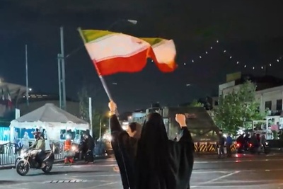 با پرچم سرکار می‌روم تا بعدش به خیابان بیایم / داستانی شنیدنی از ایستادگی در قلب شب‌های تهران