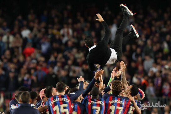 بازیکنان تیم فوتبال بارسلونا اسپانیا در جشن قهرمانی در لالیگا مربی خود "ژاوی" را به هوا پرتاب می کنند./ خبرگزاری فرانسه