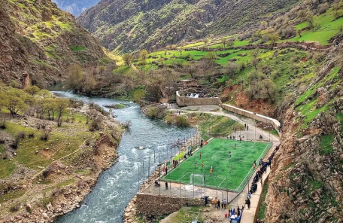 (ویدئو) محشرترین زمین فوتبال ایران که 90 دقیقه بازی در آن کم است