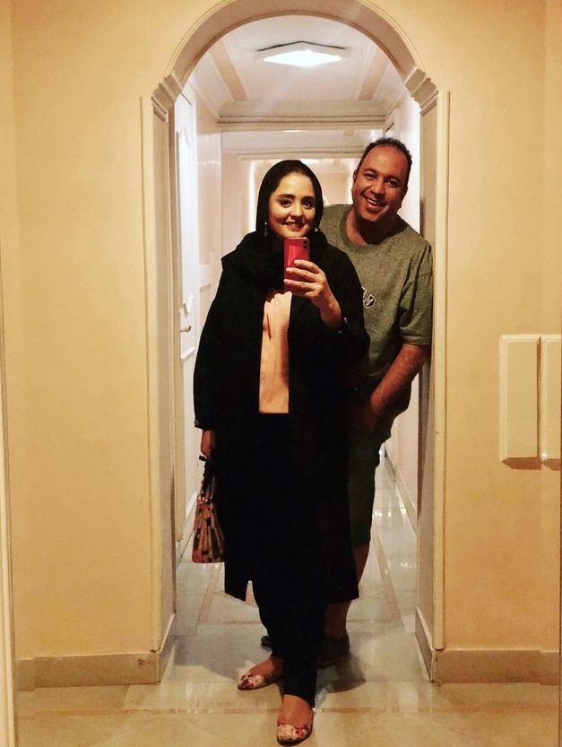 نگاهی به چیدمان اتاق خواب و پذیرایی منزل لوکس نرگس محمدی و علی اوجی زوج محبوب سینمای ایران/ چراغ آویز برنجی، پیانو کلاسیک، پروژکتور سقفی، فرش ریزبافت ابریشمی، گیتار الکتریک و...