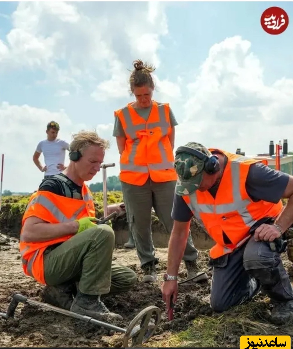 رینیر کولینک (چپ) و گرت-یان مسلار (راست) نخستین بار این مجموعه سکه‌ها را پس از جست‌وجوی ناموفق برای کلید تراکتور یک کشاورز محلی یافتند