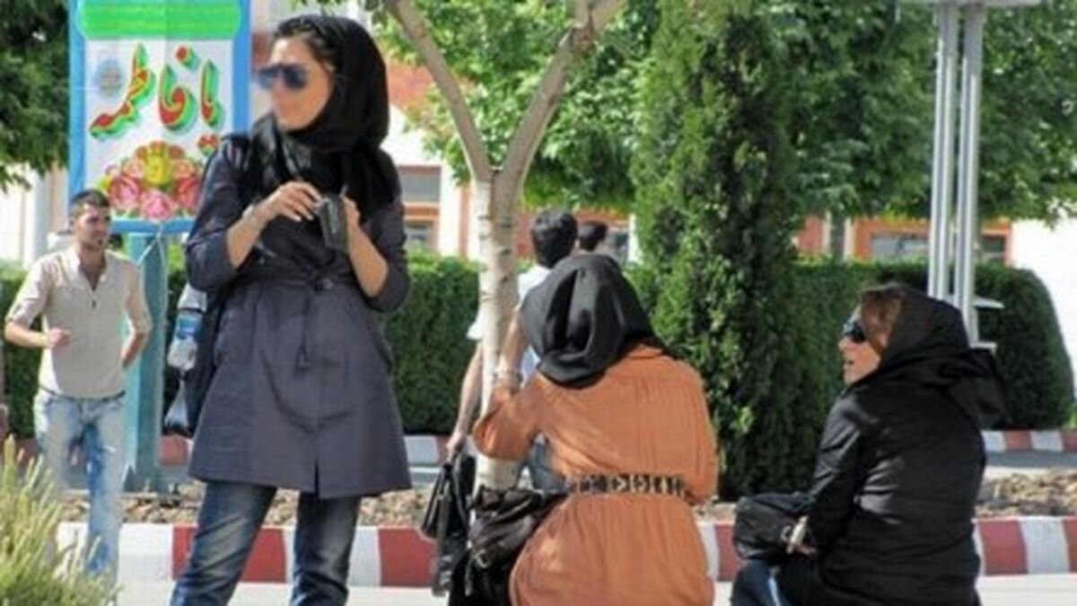 اساتید دانشگاه آزاد ملزم به اخراج دانشجویان بی حجاب از کلاس شدند‎‎ + عکس