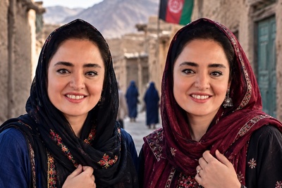 ببینید| جنجال جدید در فضای مجازی؛ دختر افغانستانی که رکورد شباهت به نرگس محمدی را شکست!