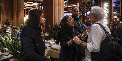 مروری بر استایل هنرمندان در چهلم مجلل اکبر عبدی؛ از مهمان زردپوش و شو زیورآلات تا پُزهای خاص/ سنگ‌تمام همسر و دختر اکبر عبدی در پذیرایی از هنرمندان؛ نیوشا ضیغمی، شراره رخام، پوریا پورسرخ و...