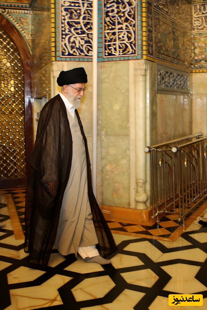 تصویر دیده نشده از رهبر انقلاب در حرم امام رضا (ع) بدون لباس رسمی روحانیت